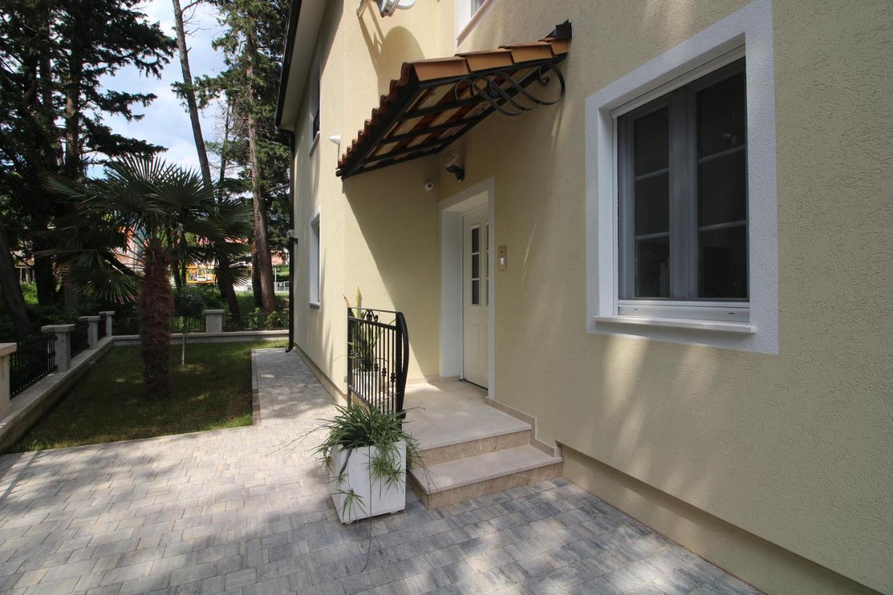 Beachfront Sea Palace Villa Kastela
